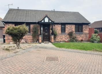 Detached bungalow For Sale in Leeds