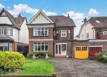 Detached house For Sale in Sutton