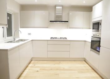 Semi-detached house To Rent in West Drayton