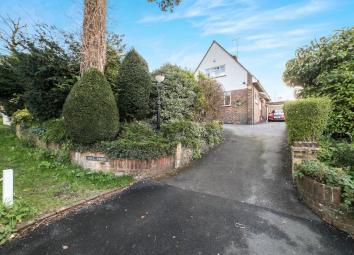 Detached house For Sale in Kenley