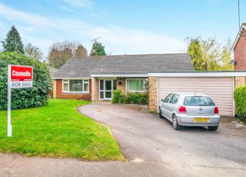 Detached house For Sale in Crawley