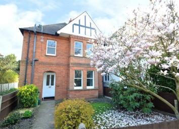 Detached house For Sale in Walton-on-Thames