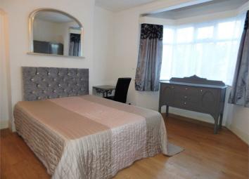 Semi-detached house To Rent in Edgware