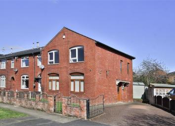 Town house For Sale in Littleborough