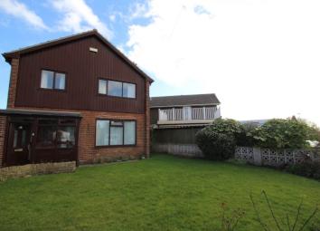 Detached house For Sale in Dewsbury