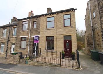 End terrace house For Sale in Huddersfield