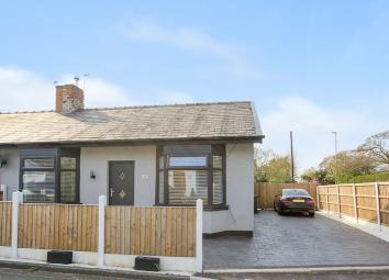 Semi-detached bungalow For Sale in Warrington