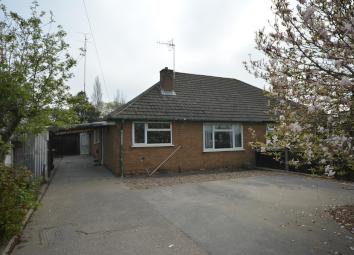 Semi-detached bungalow For Sale in Chesterfield