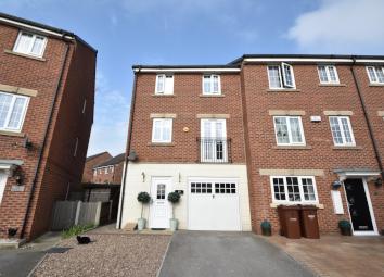 Town house For Sale in Castleford