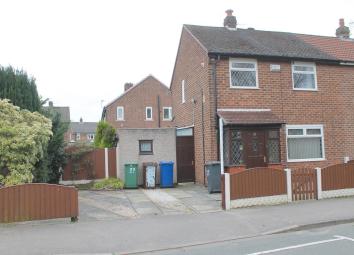 Semi-detached house To Rent in Leigh