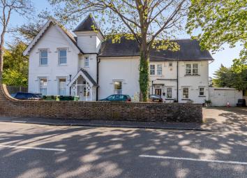 Flat To Rent in Shepperton