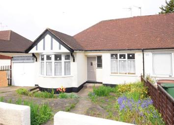 Semi-detached bungalow For Sale in London