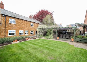 Mews house For Sale in Northampton