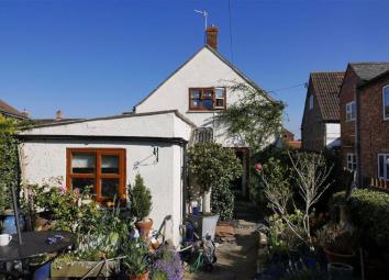 Cottage For Sale in Stonehouse