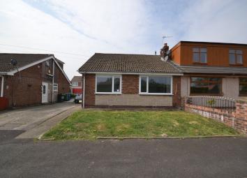 Semi-detached bungalow To Rent in Manchester