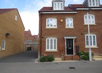 Semi-detached house For Sale in Dunstable