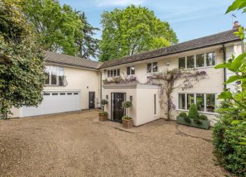 Detached house For Sale in Kingston upon Thames