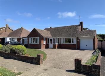 Detached bungalow For Sale in Littlehampton