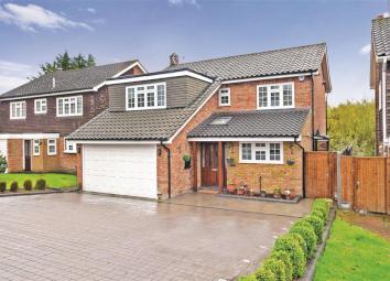 Detached house For Sale in Loughton