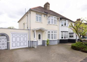 Semi-detached house For Sale in Hornchurch