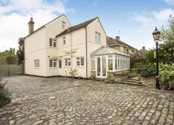 Detached house For Sale in Addlestone