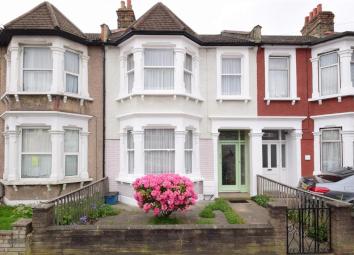 Terraced house For Sale in Ilford