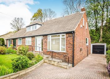 Semi-detached bungalow For Sale in Huddersfield