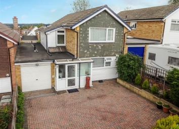 Link-detached house For Sale in Leeds