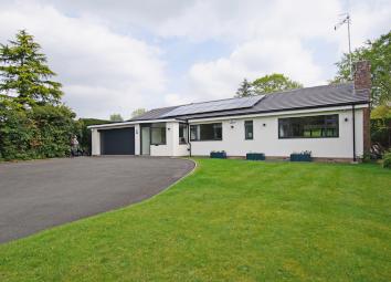 Detached bungalow For Sale in Bromsgrove