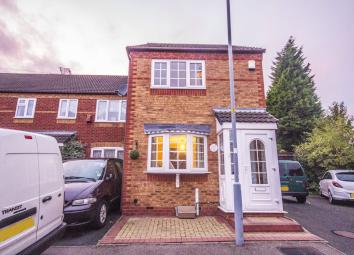 End terrace house To Rent in Oldbury
