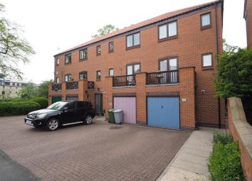 Town house For Sale in Newark