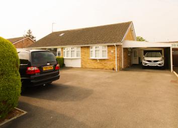 Semi-detached bungalow For Sale in Cheltenham