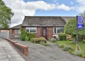 Semi-detached bungalow For Sale in Manchester