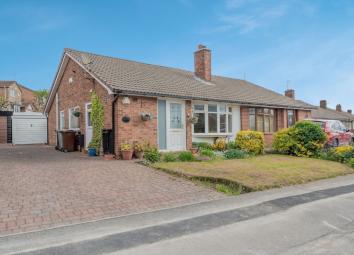 Semi-detached bungalow For Sale in Wakefield