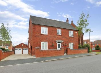 Detached house For Sale in Stone