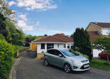 Detached bungalow For Sale in Cardiff