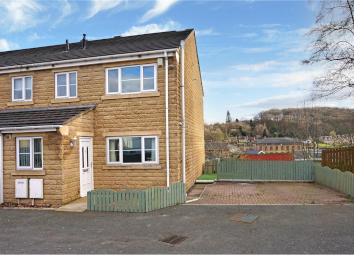 Town house For Sale in Huddersfield