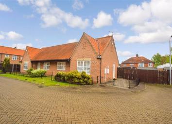 Semi-detached bungalow For Sale in Hull