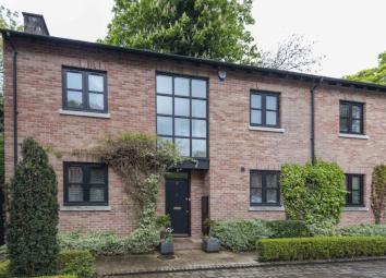 Mews house For Sale in Bolton