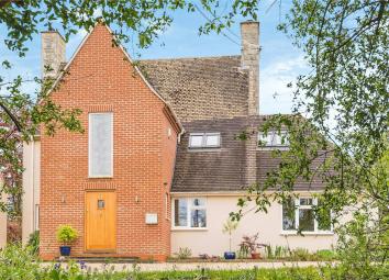 Detached house For Sale in Bicester