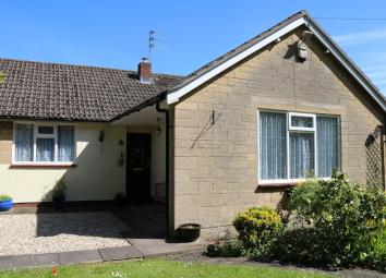 Semi-detached bungalow For Sale in Bristol