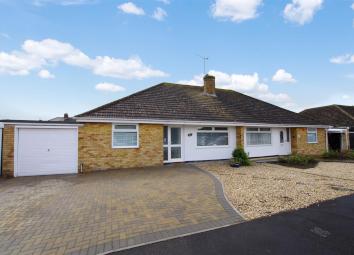 Semi-detached bungalow For Sale in Swindon