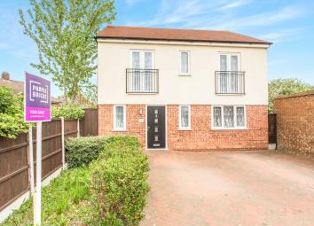 Detached house For Sale in South Ockendon