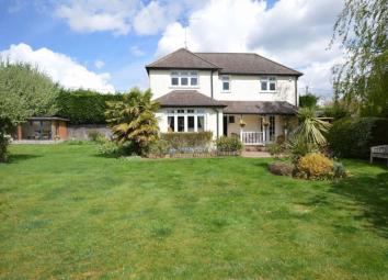 Detached house For Sale in High Wycombe