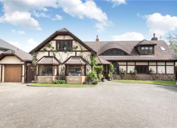 Detached house For Sale in Chertsey