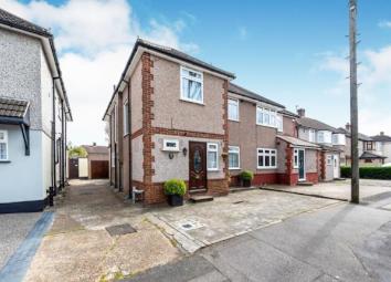 Semi-detached house For Sale in Hornchurch
