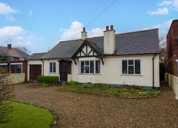 Detached bungalow For Sale in Southend-on-Sea