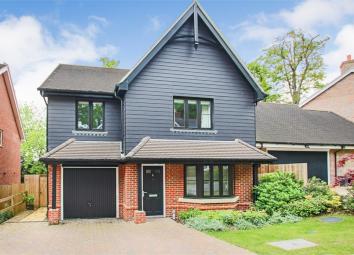 Detached house For Sale in Crawley