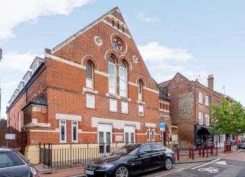 Flat For Sale in Chertsey