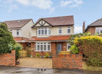 Detached house For Sale in East Molesey